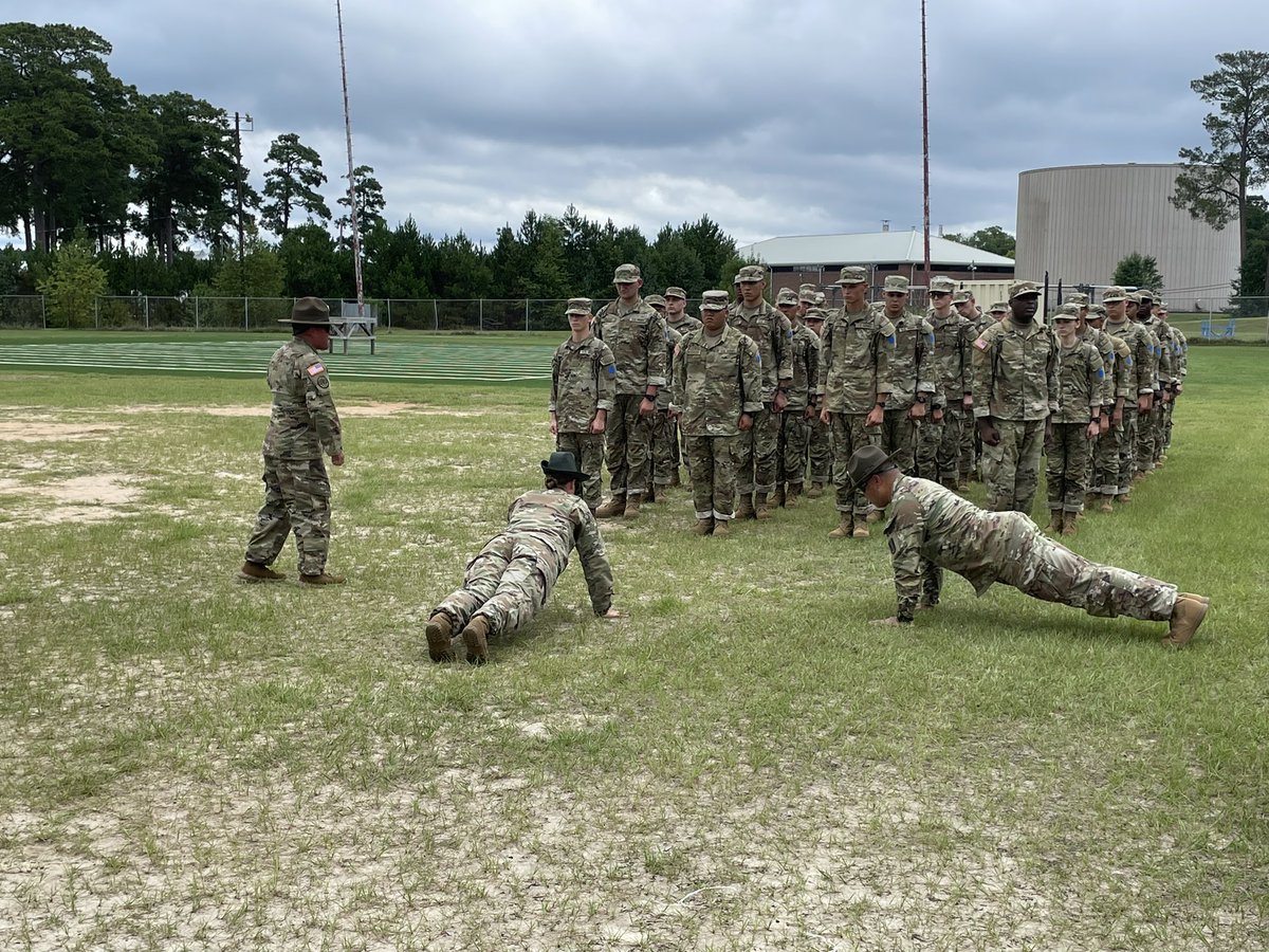 Vicksburg06's tweet photo. B Co 1-13th IN pick up operations starting the transition from civilian into a Soldier! Victory starts today and right here! @Vicksburg_7 @193_IN_BDE @fortjacksoncsmT @fortjacksoncg #victorystartshere #fixbayonets #firstatvicksburg https://t.co/Oaz25bogv3