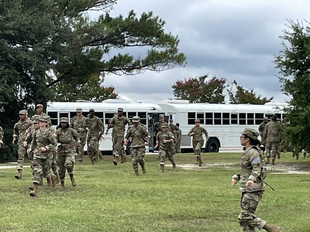 Vicksburg06's tweet photo. B Co 1-13th IN pick up operations starting the transition from civilian into a Soldier! Victory starts today and right here! @Vicksburg_7 @193_IN_BDE @fortjacksoncsmT @fortjacksoncg #victorystartshere #fixbayonets #firstatvicksburg https://t.co/Oaz25bogv3