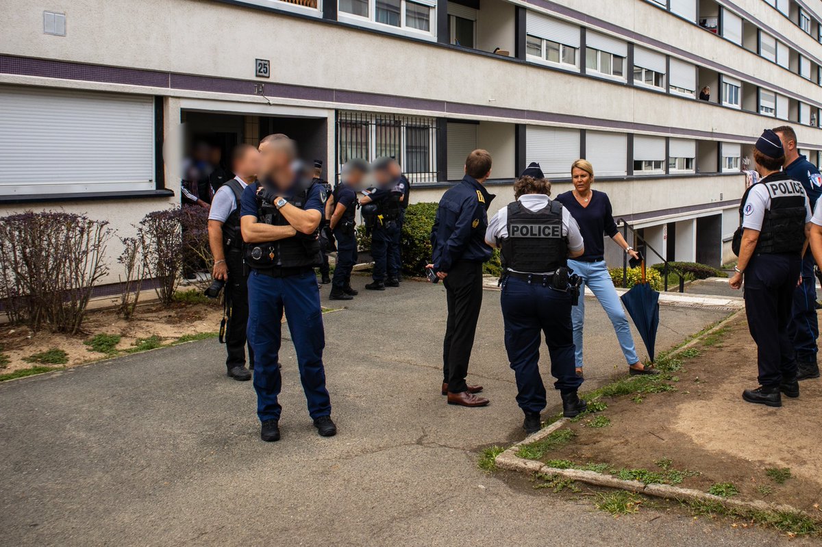 ❌ #contrelesrodeos | Quotidiennement et sur l’ensemble du département, comme aujourd’hui à Pontoise, en présence de <a href="/prefet95/">Préfet du Val-d'Oise</a> et <a href="/sve83/">Stéphanie Von Euw</a> , maire de #Pontoise , les 👮‍♀️<a href="/PoliceNat95/">Police Nationale 95</a> organisent des opérations de contrôle. 📞Vous êtes témoin de rodéos sauvages ? Contactez le 17 !