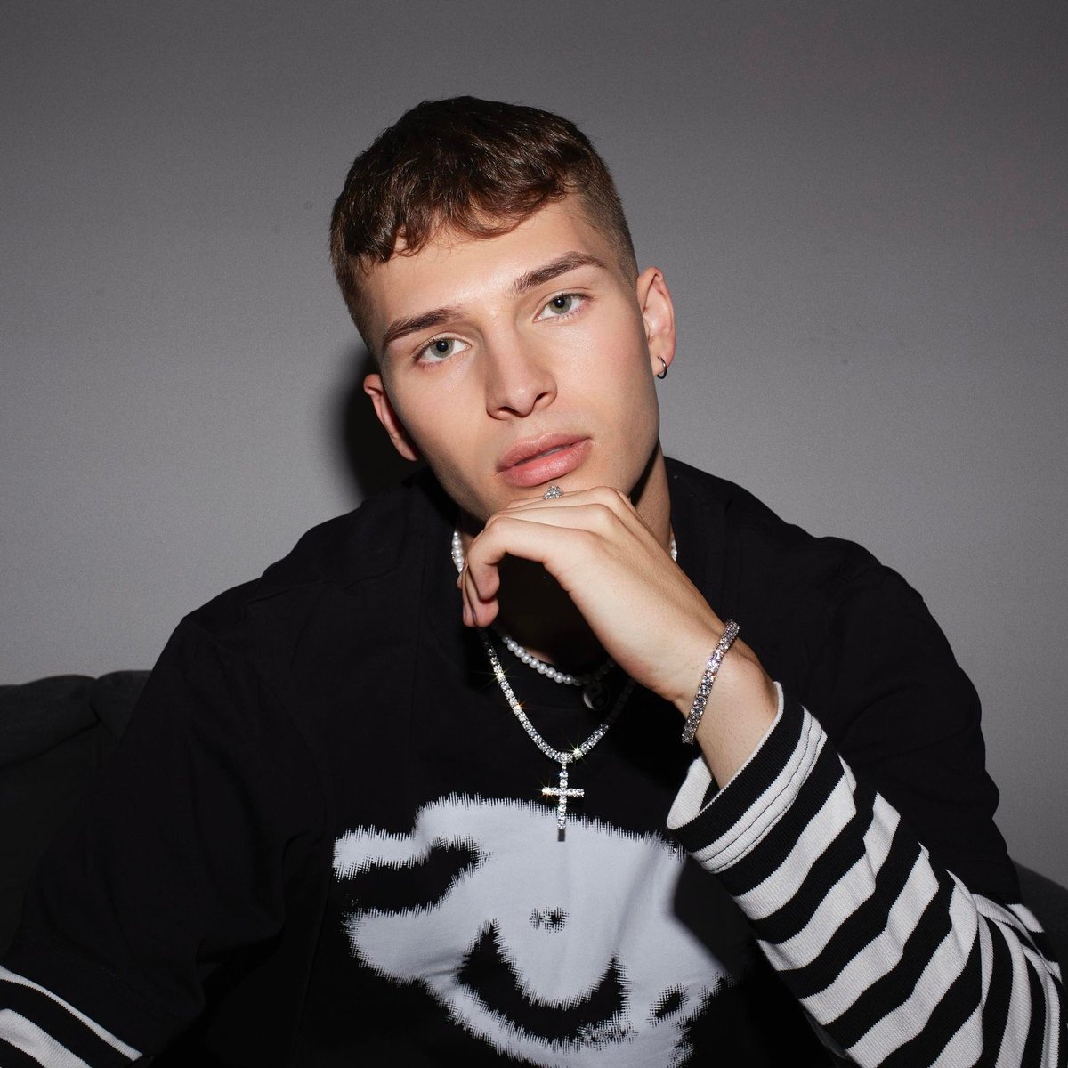 1883Magazine's tweet photo. Blending a unique mix of pop and R&B with powerful, guttural vocals, we have @ELLIOTHORNE_'s video for debut single #WhereWouldIBe premiering now on 1883.
/
https://t.co/0OcOBF8hYV
/
#elliothorne #1883magazine #onetowatch https://t.co/5eTLofH9Dj