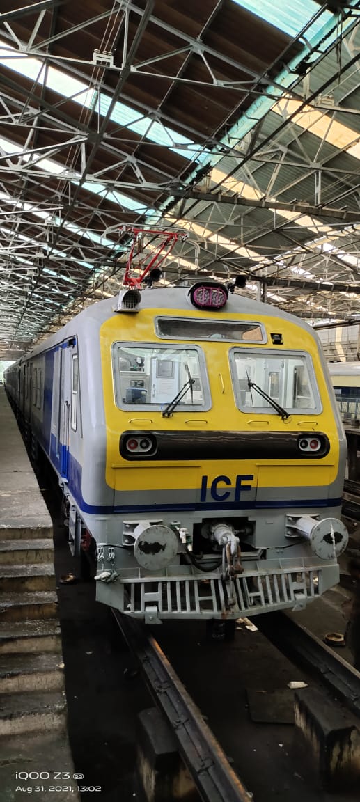 RailMinIndia's tweet photo. भारतीय रेल द्वारा दिल्ली-रोहतक-नई द���ल्ली सेक्शन पर शुरू किया गया थ्री फेज टेक्नोलॉजी से लैस 16 कोच वाली मेमू ट्रेन का संचालन। इसके कोचेज में बायो टॉयलेट, सीसीटीवी, आरामदायक सीट जैसी सुविधाएं मौजूद हैं। इससे दैनिक यात्री कर सकेंगे किफायती और सुगम सफर। https://t.co/sKPKzEwoxT