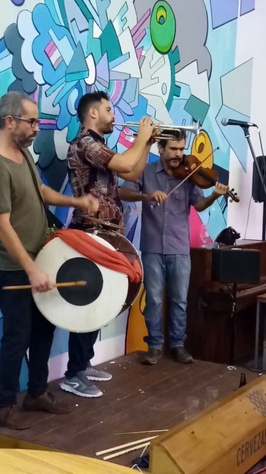 YulianaVK's tweet photo. @ermesindemusic trio a @lamuriel__ en @fmgracia
#FestesDeGracia #BalkanMusic #RomanianMusic #Lautari #Tapan #Trumpet #Fiddle 💃🏻
#SupportYourLocalMusicians 🥰 https://t.co/gPVSiXN6NS