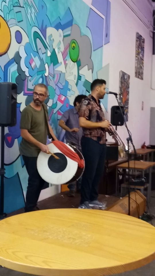 YulianaVK's tweet photo. @ermesindemusic trio ahir a @lamuriel__ en les @fmgracia
#FestesDeGracia #BalkanMusic #RomanianMusic #Lautari #Trumpet #Tapan #Fiddle #Barcelona #LiveMusic 💃🏻
#SupportYourLocalMusicians 🥰 https://t.co/DVTfnitGSV