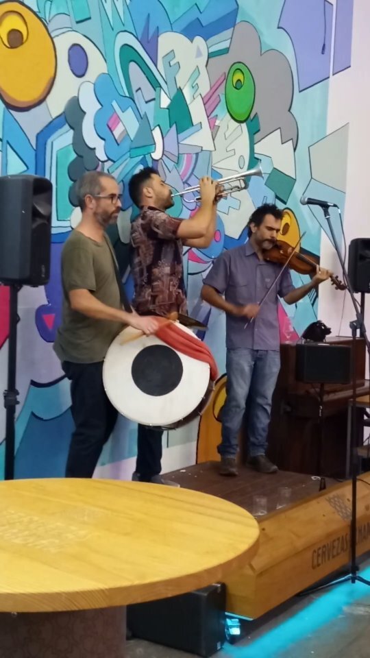 YulianaVK's tweet photo. @ermesindemusic trio a @lamuriel__ en @fmgracia
#FestesDeGracia #BalkanMusic #RomanianMusic #Lautari #Tapan #Trumpet #Fiddle 💃🏻
#SupportYourLocalMusicians 🥰 https://t.co/SZRXERdj19