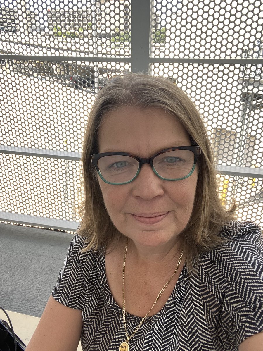 Laurie Mahoney tweet media