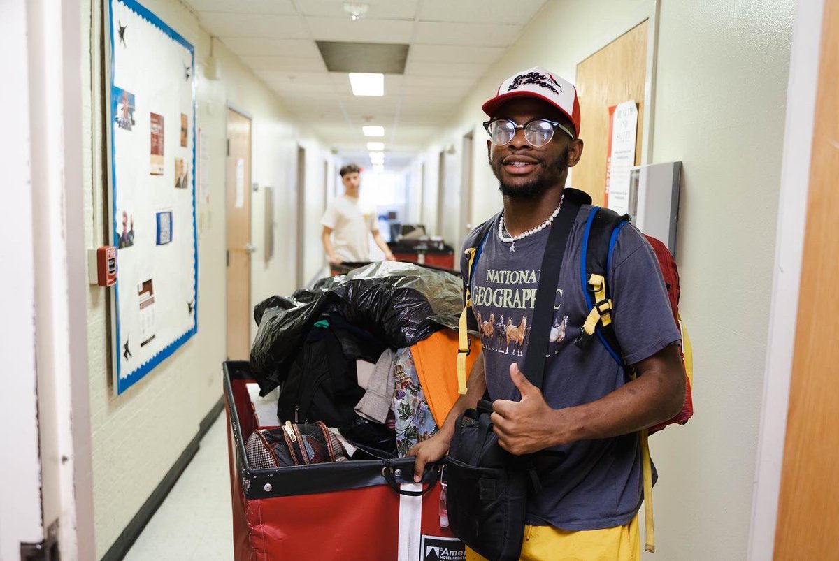 uiw_admissions's tweet photo. Welcome to the Nest, Cards! β€οΈβ¨β¨Move-In days have officially begun! We are thrilled to see so many new and returning Cardinals arriving to the Nest! β¨β¨Happy Moving! π¦β¨β¨#UIWBound #UIWPride https://t.co/Fv3MNf2NkV