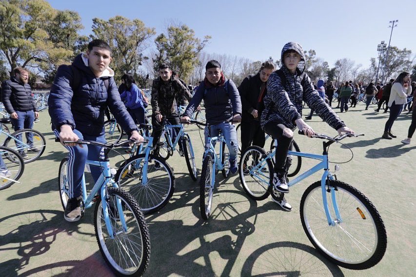 MunicipioLdeZ's tweet photo. 🚲 En el marco de Lomas en Bici, entregamos 650 bicicletas para estudiantes de Escuelas de Educación Técnica y Educación Especial.
#LomasEsEnEquipo https://t.co/3KDbE43BJr