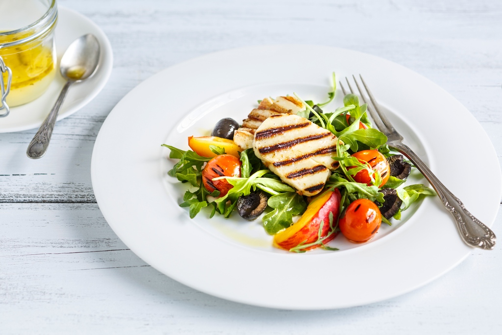 teachnutrMB's tweet photo. If you've never had cheese on the grill, well, now's the time to start with this lunchtime salad topped with Halloumi, fresh juicy peaches and sweet cherry tomatoes.

You're welcome. 😉

https://t.co/vy1RFp3Ste https://t.co/5weVxcAglV
