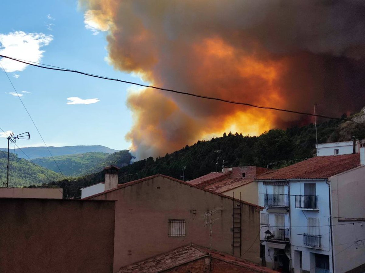 VicentMarza's tweet photo. Previndre els incendis, extingir-los el més ràpid possible i recuperar els espais cremats.

Què està fent la Generalitat? Dona igual qui governe? Tots els polítics són iguals?

Ací un fil amb fets, amb dades, i no soflames: https://t.co/AFEcRxyB3N