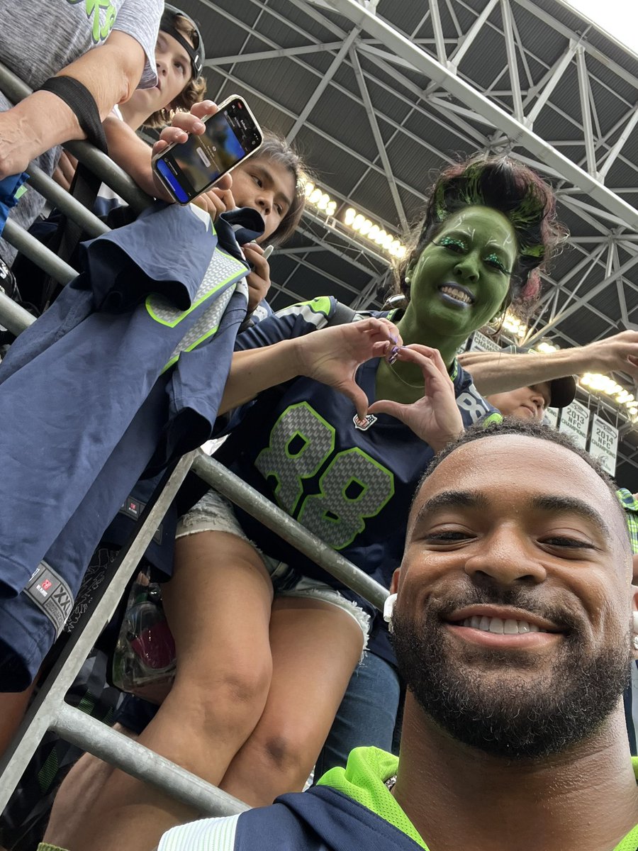 ChristyRenee's tweet photo. Highlights of my night: #Seahawks at home @Prez Jamal Adams pic &amp; signing my #12s flag #TAIMA &amp; her handler, he is always so nice, @TheJimmyGraham saw post 😍💚💙 #gohawks #twelfie #bigscreen #lovebeinggreen #CHIvsSEA @Seahawks #jimmygrahamfan #green12 #seattle #pnw #greengirl https://t.co/HfmBCKBEUb