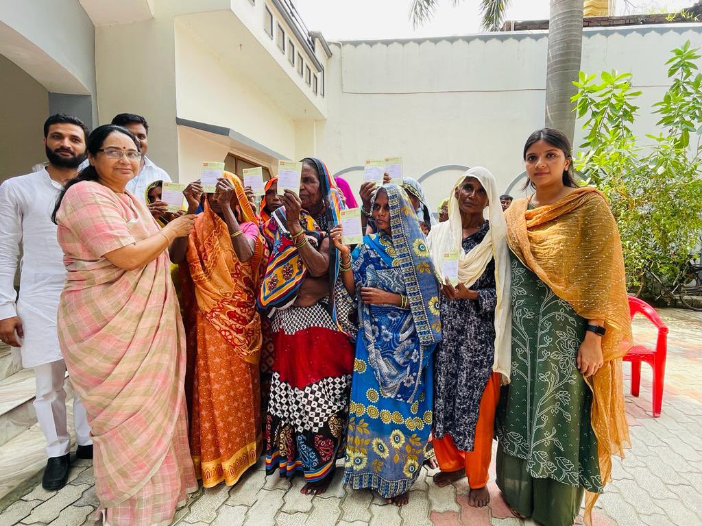 ShreyaVermaSP's tweet photo. विधानसभा #हैदरगढ़ #बाराबंकी के त्रिवेदीगंज में समाजवादी साथियों से मुलाकत कर कुशलक्षेम जाना और लगभग 20 दर्जन लोगों को समाजवादी पार्टी की प्राथमिक सदस्यता ग्रहण करवाकर उन्हें समाजवादी परिवार में शामिल करा।
@juhiesingh 
#समाजवादी_सदस्यता_अभियान https://t.co/oC0xrOEzJe