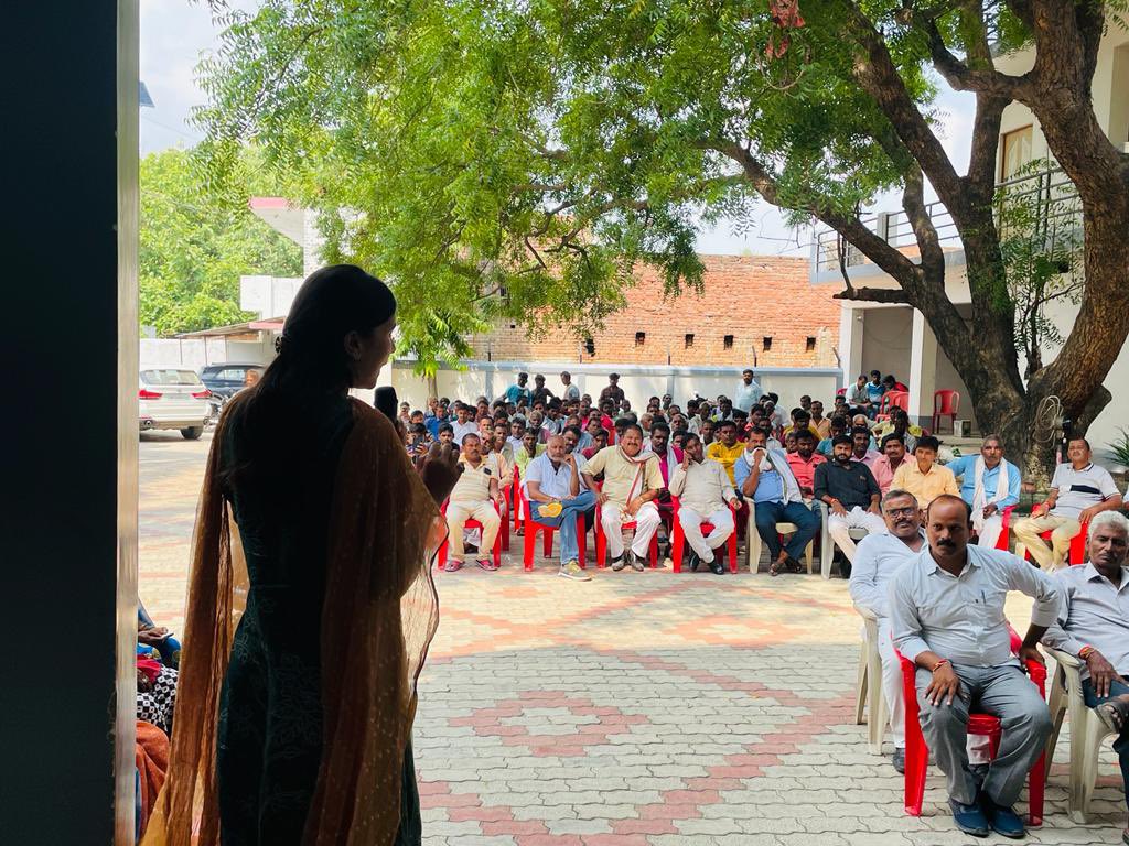 ShreyaVermaSP's tweet photo. विधानसभा #हैदरगढ़ #बाराबंकी के त्रिवेदीगंज में समाजवादी साथियों से मुलाकत कर कुशलक्षेम जाना और लगभग 20 दर्जन लोगों को समाजवादी पार्टी की प्राथमिक सदस्यता ग्रहण करवाकर उन्हें समाजवादी परिवार में शामिल करा।
@juhiesingh 
#समाजवादी_सदस्यता_अभियान https://t.co/oC0xrOEzJe