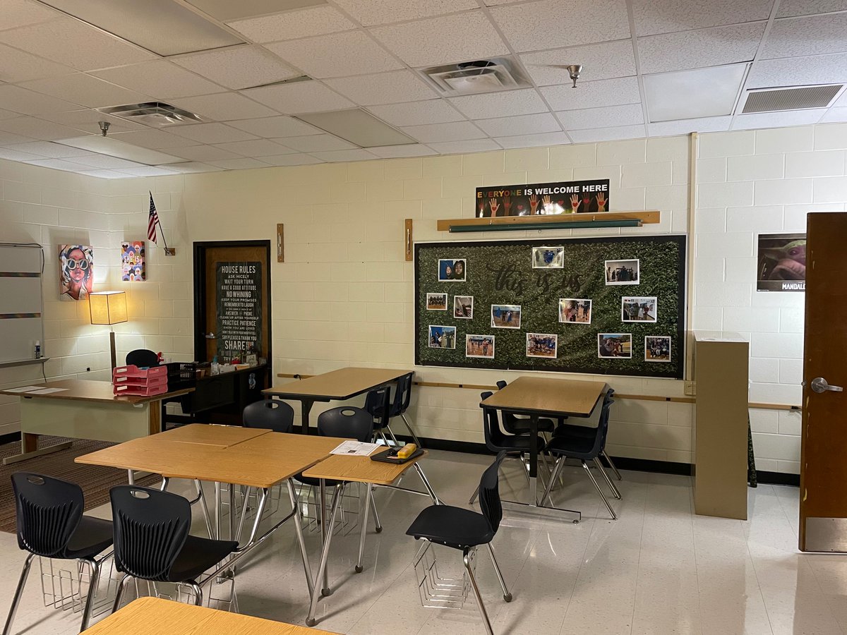 ms_thrasher's tweet photo. New room set up, what do ya’ll think? https://t.co/9zI5M1ESbd