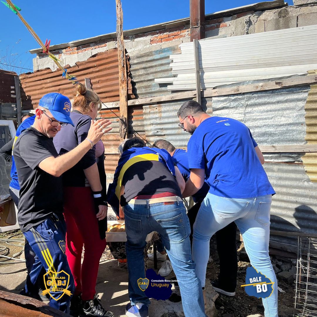 BocaSocialUy's tweet photo. El @ConsuladoBocaUy no es sólo un grupo que disfruta ver al club de nuestros amores unidos, tenemos el orgullo de representar estos colores que amamos que gracias a un grupo de más de 300 personas ayudaron a cumplir el objetivo, una jornada que quede en la memoria de los niñ@s https://t.co/VFxB2EJduA