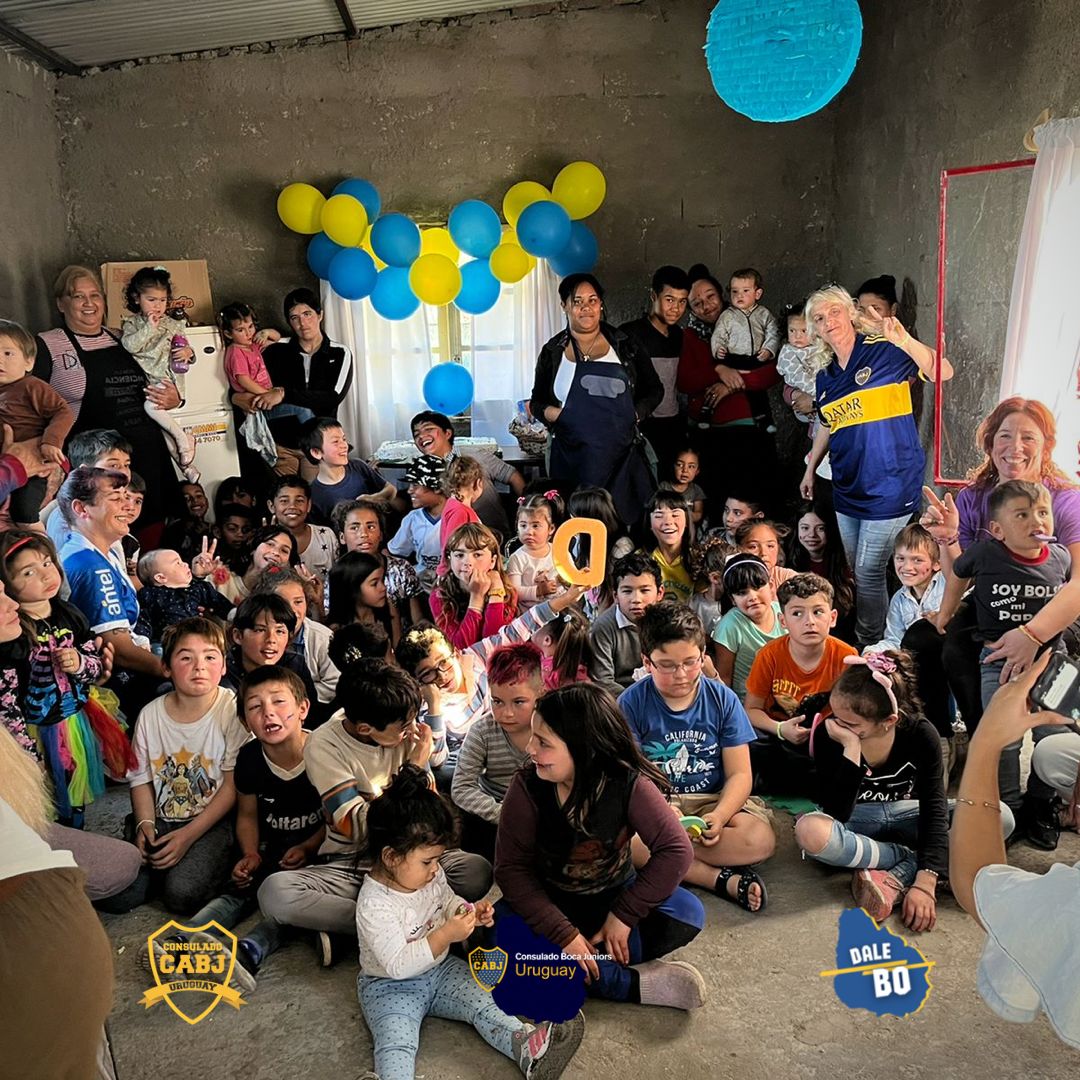 BocaSocialUy's tweet photo. El @ConsuladoBocaUy no es sólo un grupo que disfruta ver al club de nuestros amores unidos, tenemos el orgullo de representar estos colores que amamos que gracias a un grupo de más de 300 personas ayudaron a cumplir el objetivo, una jornada que quede en la memoria de los niñ@s https://t.co/VFxB2EJduA