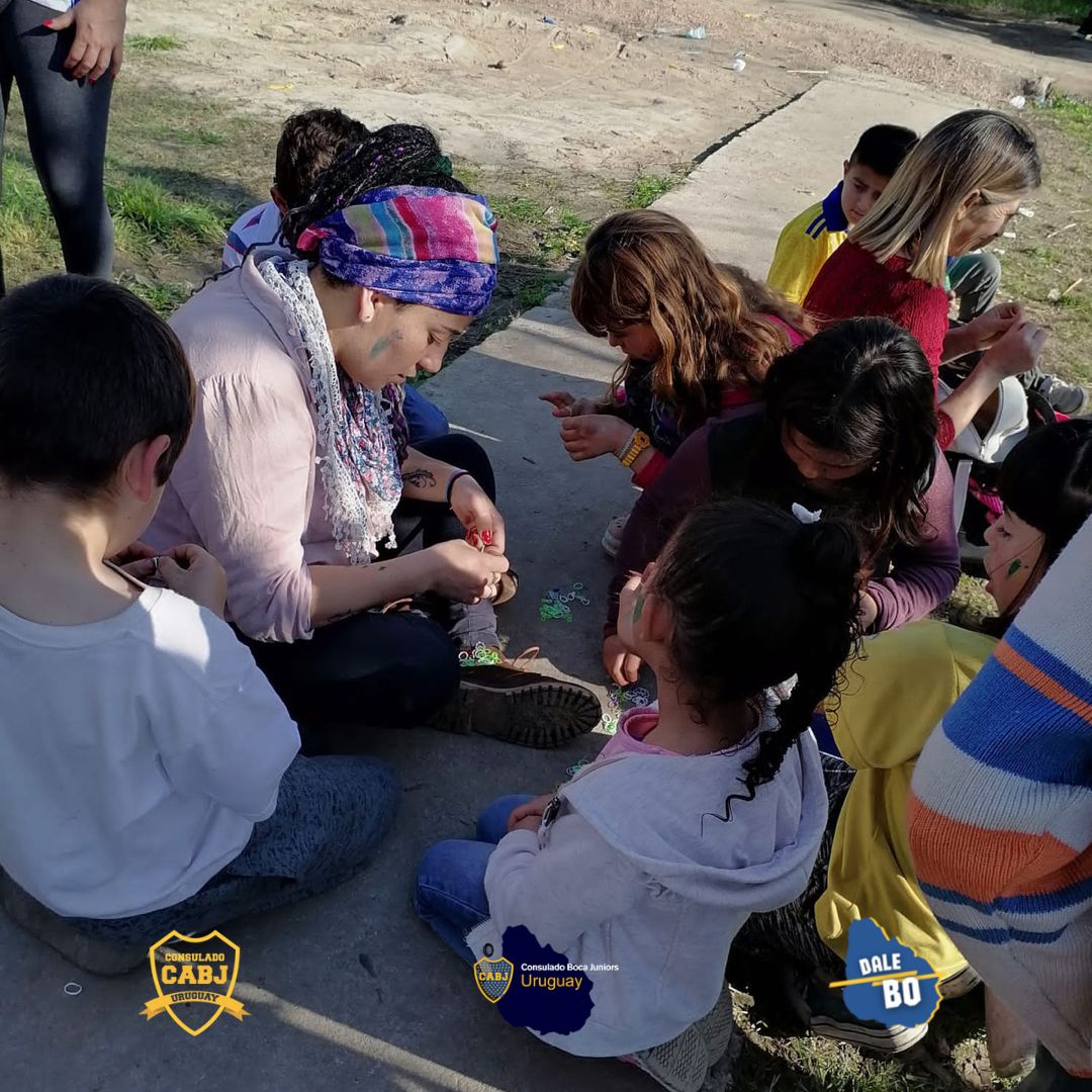 BocaSocialUy's tweet photo. El @ConsuladoBocaUy no es sólo un grupo que disfruta ver al club de nuestros amores unidos, tenemos el orgullo de representar estos colores que amamos que gracias a un grupo de más de 300 personas ayudaron a cumplir el objetivo, una jornada que quede en la memoria de los niñ@s https://t.co/VFxB2EJduA