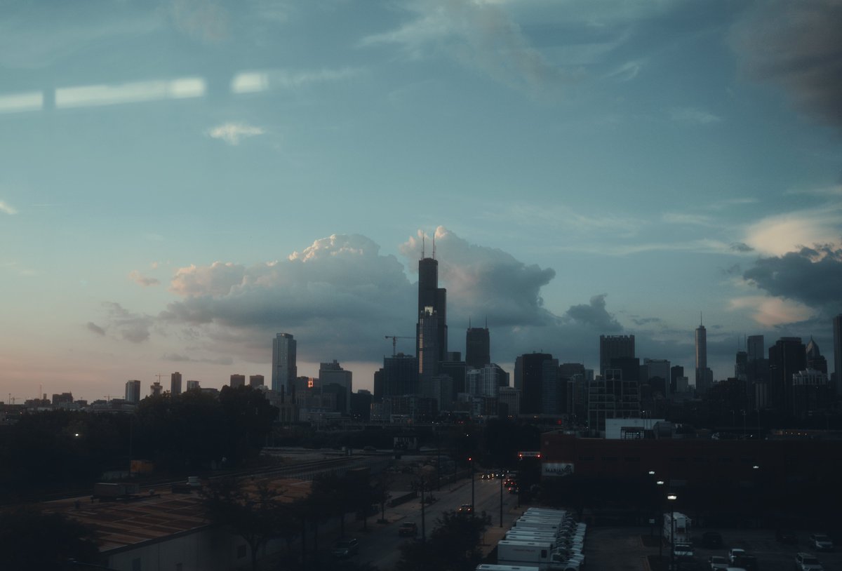 staysulty's tweet photo. last nights sunset was unfortunately taken on a cta train :/
#streetphotography #chicagosunset https://t.co/H9ovQpvWXq