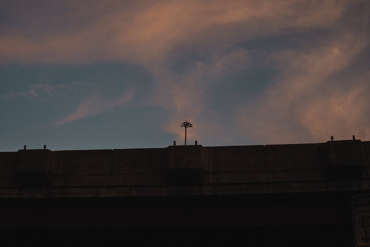 staysulty's tweet photo. last nights sunset was unfortunately taken on a cta train :/
#streetphotography #chicagosunset https://t.co/H9ovQpvWXq