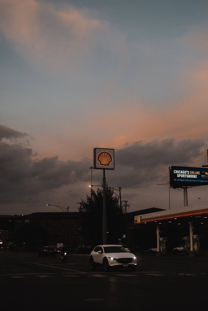 staysulty's tweet photo. last nights sunset was unfortunately taken on a cta train :/
#streetphotography #chicagosunset https://t.co/H9ovQpvWXq
