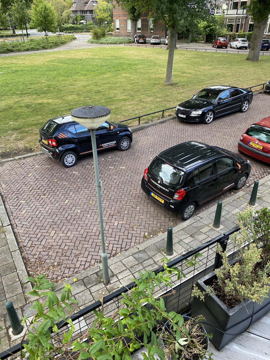 Indische buurt Noord in de ⁦<a href="/GemDordrecht/">Gemeente Dordrecht</a>⁩ wordt overspoeld sins een paar weken met geparkeerde auto’s van een uitzendbureau. Dit dankzij beleid van ⁦<a href="/raaddordt/">Gemeenteraad Dordrecht</a>⁩ . Leg het probleem maar weer bij de bewoners neer #lekkerbezig #parkeerchaos