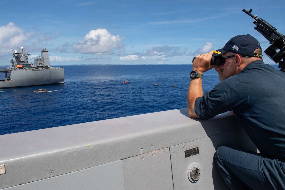 All secure with the #BlueGreenTeam ⚓️

#Marines attached to the @31stMeu conduct a visit, board, search, and seizure (VBSS) exercise with the Expeditionary Mobile Base #USSMiguelKeith (ESB-5) as seen from #USSNewOrleans (LPD 18).

#NavyReadiness #VBSS 

📸: MC1 Desmond Parks