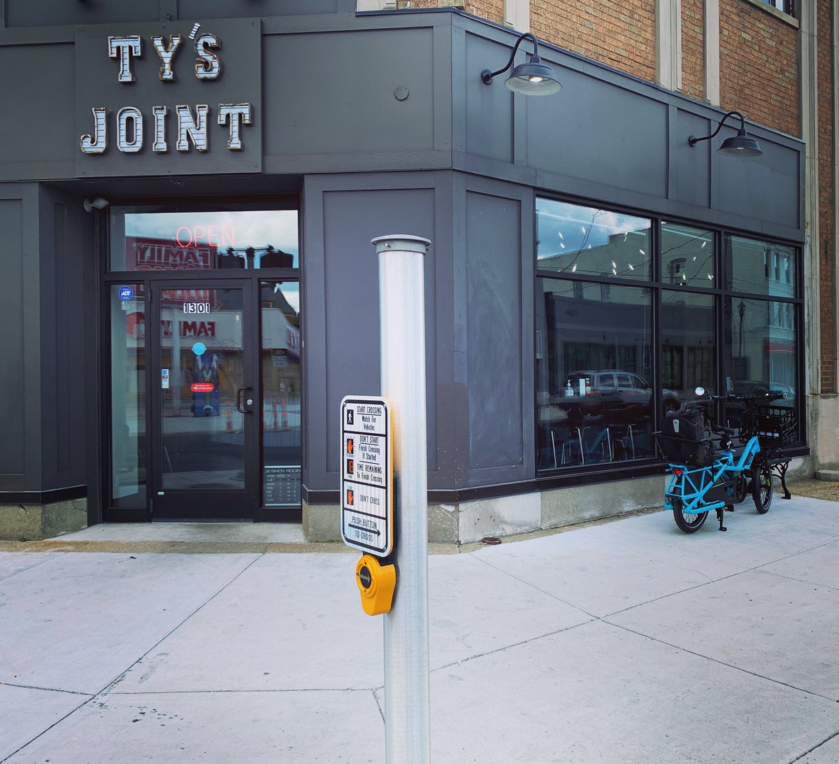 ModeShiftKzoo's tweet photo. If you haven’t yet been to Ty’s, you are seriously missing out.
It’s soul food, with a twist!
Follow the Portage St bike lanes from downtown right to his front door.
#ThisIsACustomer #ThisIsWhatACustomerLooksLike
#BetterByBike #OneLessCar #IBikeIVote #BikeZoo #ModeShiftKzoo https://t.co/z2qWKmSsix