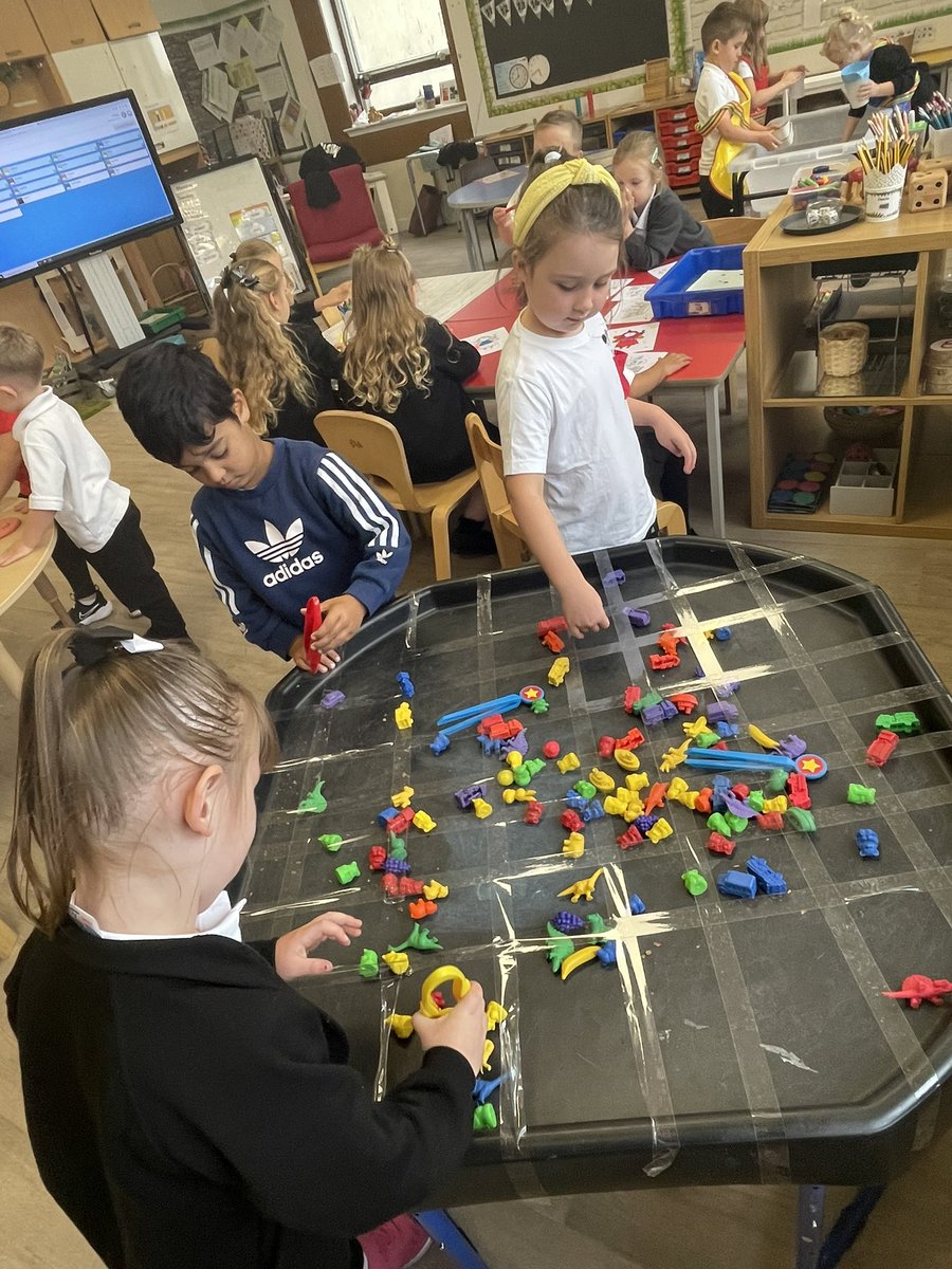 An amazing first week with my primary 1 class! They settled so well and had lots of funny exploring their new learning environment 🥰🍎🍃 @AlvaPSandELC #earlylevel #firstweekatschool