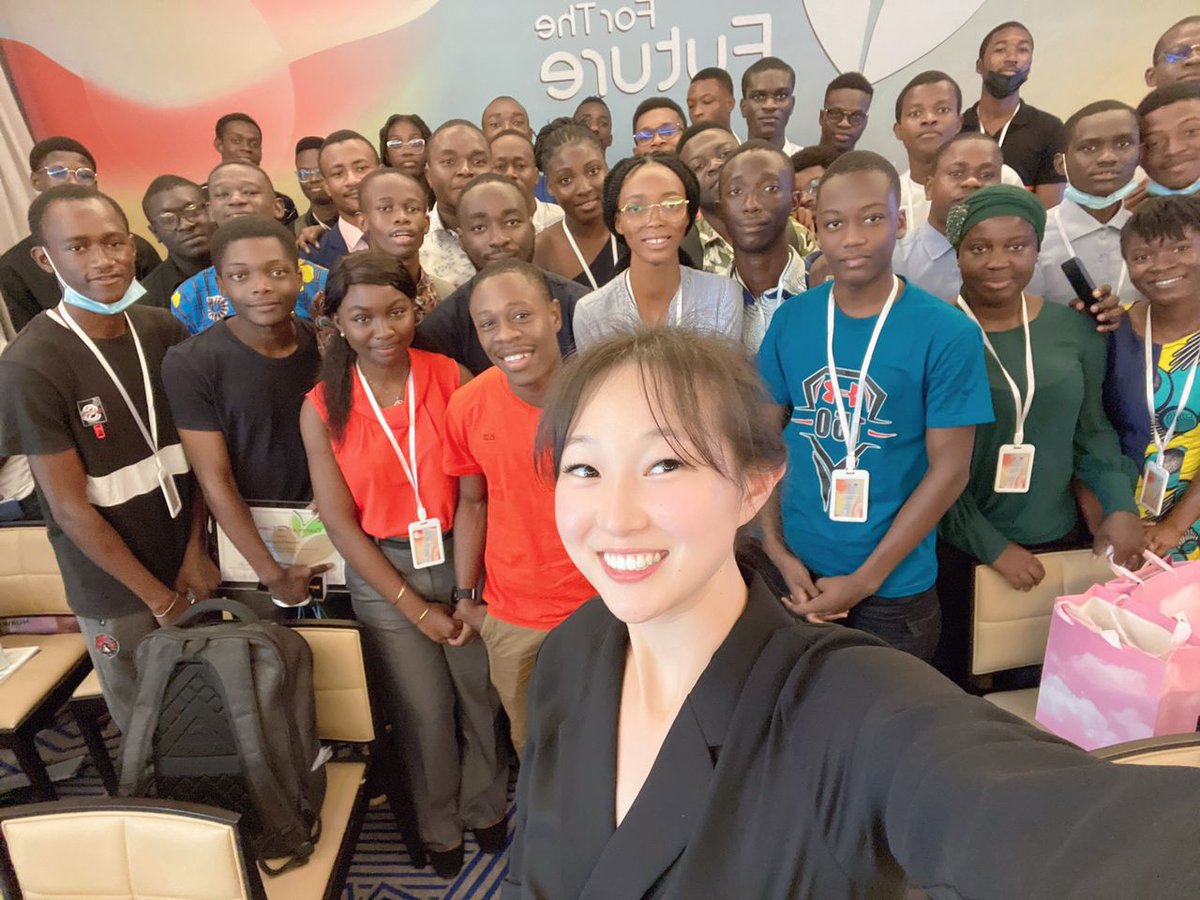 edithbrou's tweet photo. Lancement réussi pour le #SeedsForTheFuture Graines de L'Avenir 🙏 30 jeunes étudiant*e*s en informatique recevront durant 10 jours, une formation accélérée en digitalisation, Cloud cComputing et 5G. A la fin du programme, ils seront tous pris en stage chez Huawei Côte d'Ivoire🇨🇮 https://t.co/nvH2g60PV5