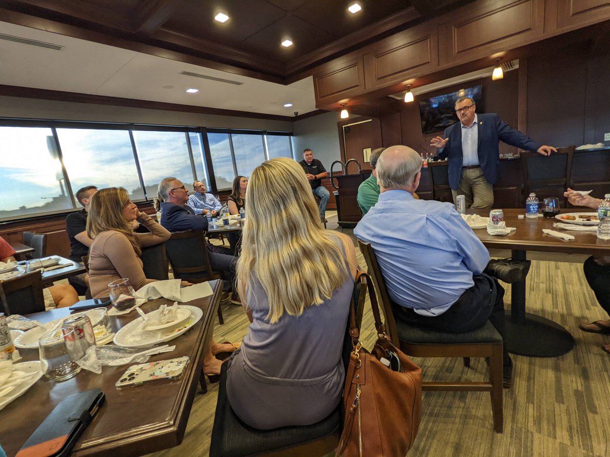 NebraskaChamber's tweet photo. @LeadershipNE #ClassXIV is on the Western #Nebraska #Bustour!
Thx to @NPChamber, Mayor Kelliher and #NELEG Sen. Mike Jacobson for sharing all the exciting things happening in #NorthPlatteNE. https://t.co/nOtcbWOilR