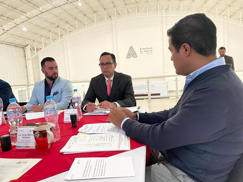 CODHEM's tweet photo. 🔵En representación de la Presidenta de la #CODHEM, @MyrnaGarciaMx, el secretario general del organismo, #JesúsPonceRubio, acompañó al alcalde de #AlmoloyaDeJuárez, @Oscar_SanchezMx, a la toma de protesta del #DefensorMunicipal, Rigoberto Marcelino Niembro Vélez.
🙋🏻♀️🙋🏻 https://t.co/UZrNUEOMy8