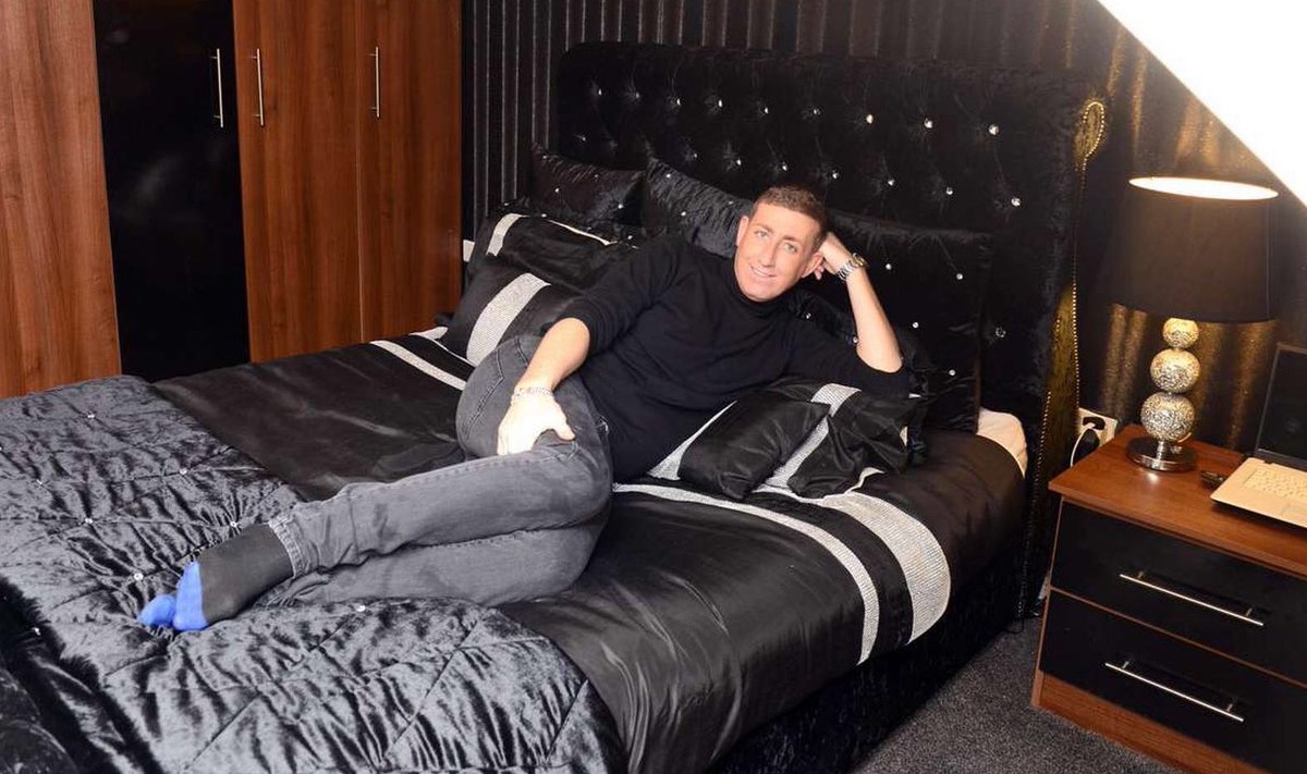 absolutegazelle's tweet image. “Sorry I can’t make it, I’ve got plans” 

Also me: