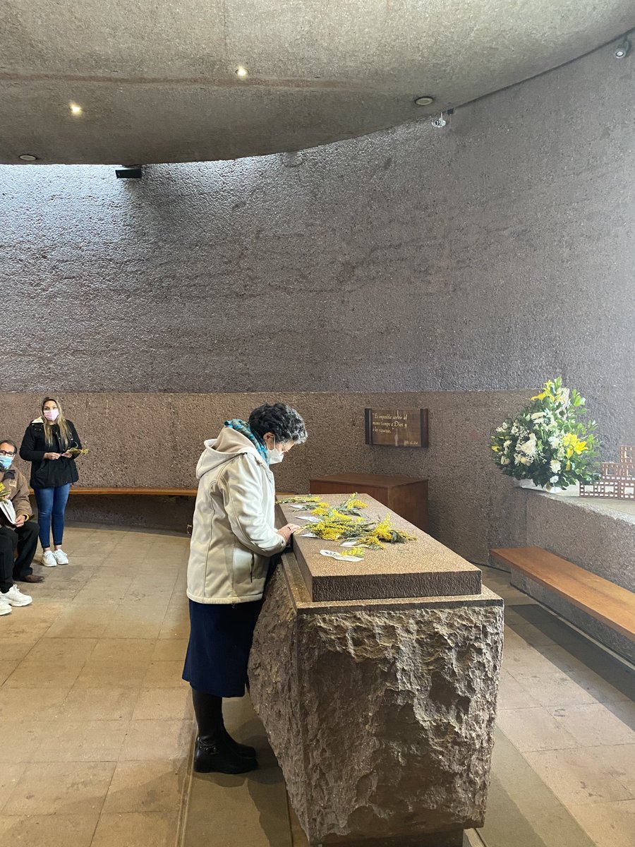 nellyleoncorrea's tweet photo. Rezando en la tumba de san Alberto Hurtado por un Chile más justo, fraterno y solidario donde los y las pobres estén al centro https://t.co/knJWz0U5H2