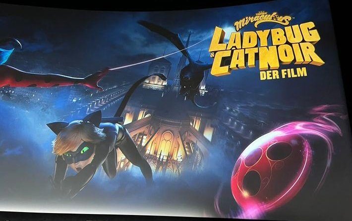 chile_mlb's tweet photo. Tenemos un vistazo a un nuevo póster de la película de Miraculous por parte de CinePlex Alemania. Rectificando además como fecha de estreno en dicho país el 26 de enero del 2023.

*Recuerden que la fecha del estreno puede no ser la definitiva y sufrir cambios.

#MiraculousLadybug https://t.co/aH319zqghV