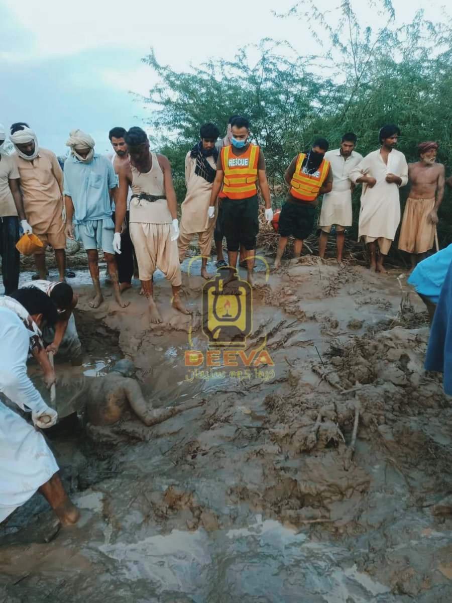 WaqarAhmad2233's tweet photo. River Indus is flowing in "Low Flood" in its reaches Tarbela-Kalabagh, Kalabagh-Chashma, Chashma-Taunsa, Taunsa-Guddu and Guddu-Sukkur while River Chenab is also in "Low Flood" at Qadirabad (downstream Khanki).
According to daily FFC report on Wednesday, 
#TaunsaNeedsAttention https://t.co/2220X1Xxyg