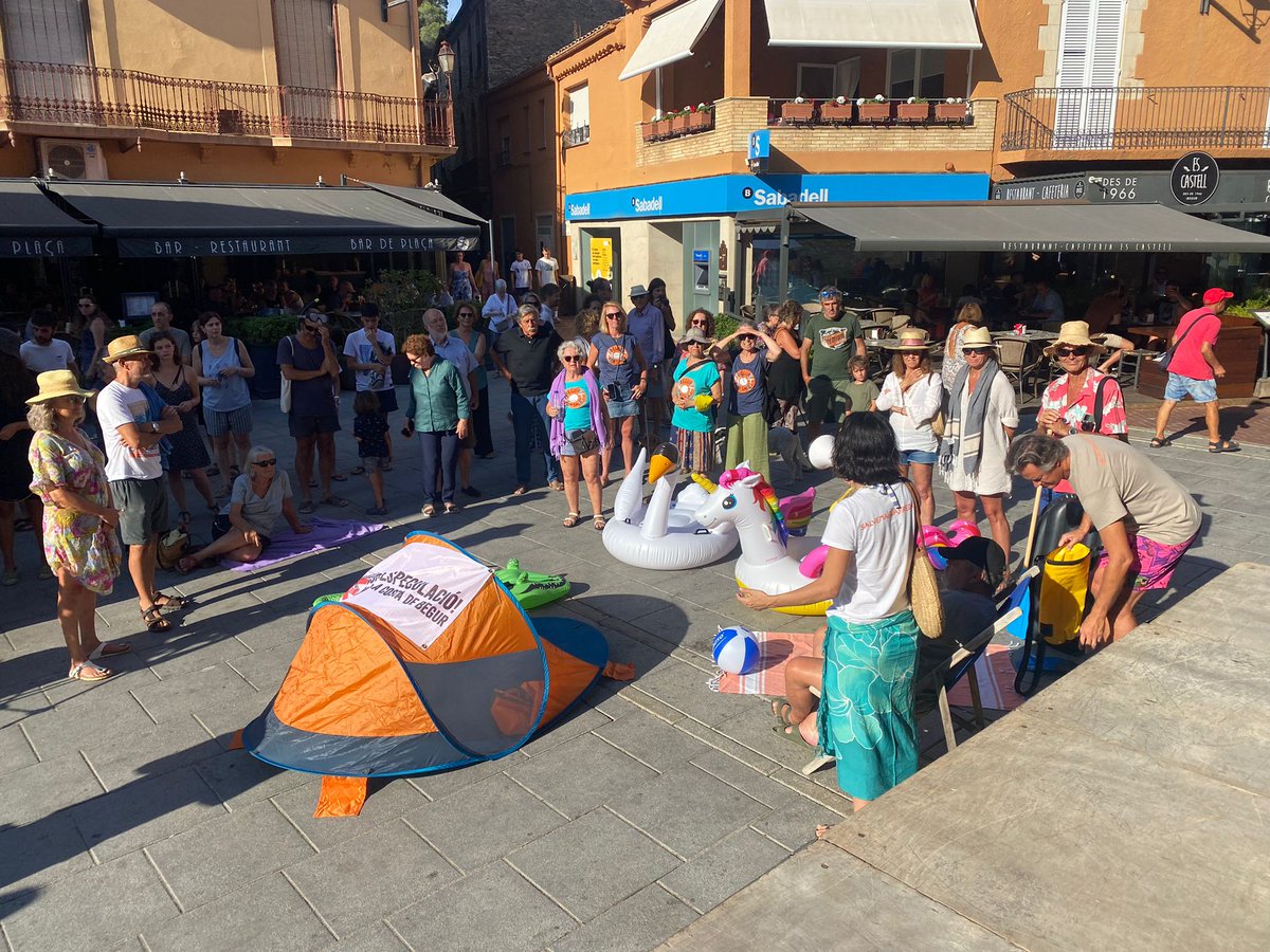 SOSAiguafreda's tweet photo. Reivindiquem unes platges públiques. 
Reivindiquem la renaturalització de la costa. 
Reivindiquem aturar la construcció desaforada i conservar els espais naturals de Begur i més enllà...
#Begur #SalvemBegur #SOSCosta #SOSCostaBrava
Més info: https://t.co/Wm3iyjdCAi https://t.co/Dim2bbBRDu