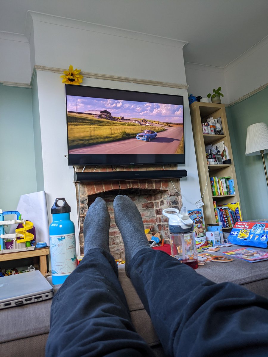 Chris_L_esquire's tweet photo. @Lodgio @HannahRoseH @JeNa_Na #tvfeet #itsback https://t.co/tHiQVRmRzs