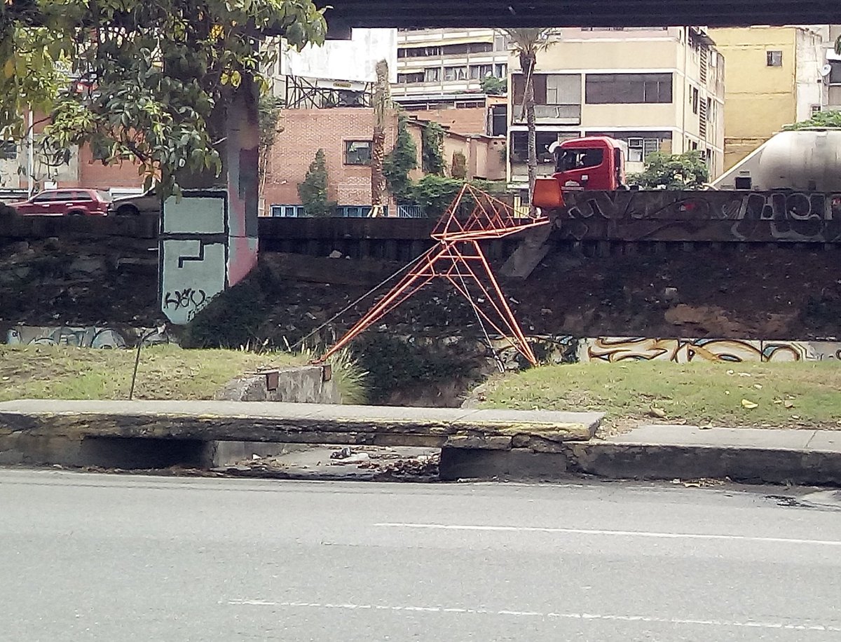M4ria_Antonia's tweet photo. Alguien sabe para que sirve esta silla que está en la orilla del río Guaire?? https://t.co/TXkYKzbweM