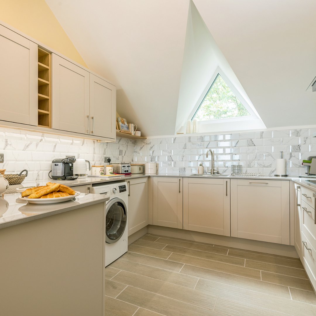 coastalcottages's tweet photo. #AugBankHol The Watch House in Saundersfoot | 27th Aug-3rd Sept | NOW ยฃ1400
๐๏ธ Sleeps 4
๐ Stunning #SeaViews
๐๏ธ 50 yds from beach
๐ฝ๏ธ๐๏ธ Walk to activities & amenities
๐ฅพ Near #CoastPath
๐๏ธhttps://t.co/ZoYHQQBQoU
#visitpembrokeshire #visitwales #coastalcottages #summerholiday https://t.co/4igRo51Jte