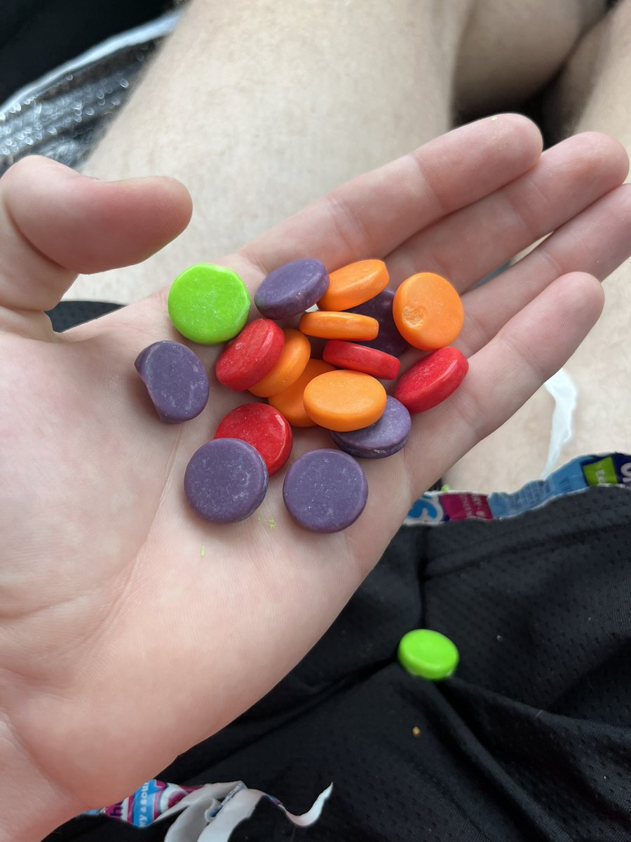 worstluckdavid's tweet photo. @SweeTARTSCandy y’all wanna explain how TF there’s not a single blue raspberry in this entire package?!😂🤬 https://t.co/FvPlmCXDVt