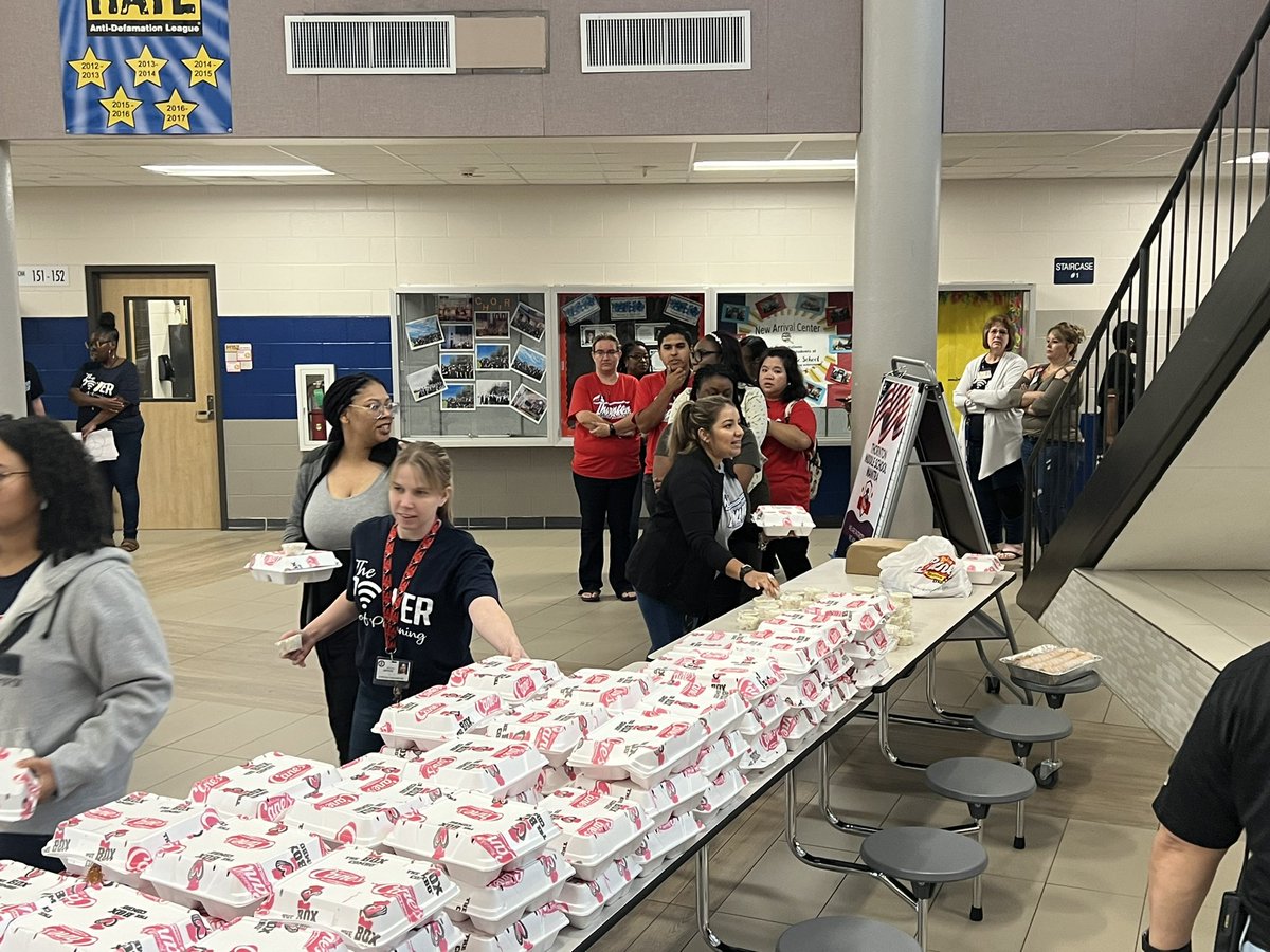 ThorntonCFISD's tweet photo. I love all my Staff @ThorntonCFISD 
Leave no one behind! Love all!!!
WE ARE ONE ☝️ #SchoolPride @CyFairISD @SuptMarkHenry @11greenwave @currgirl 
Making Thornton Middle School Matter! https://t.co/qlVn1bMVqN