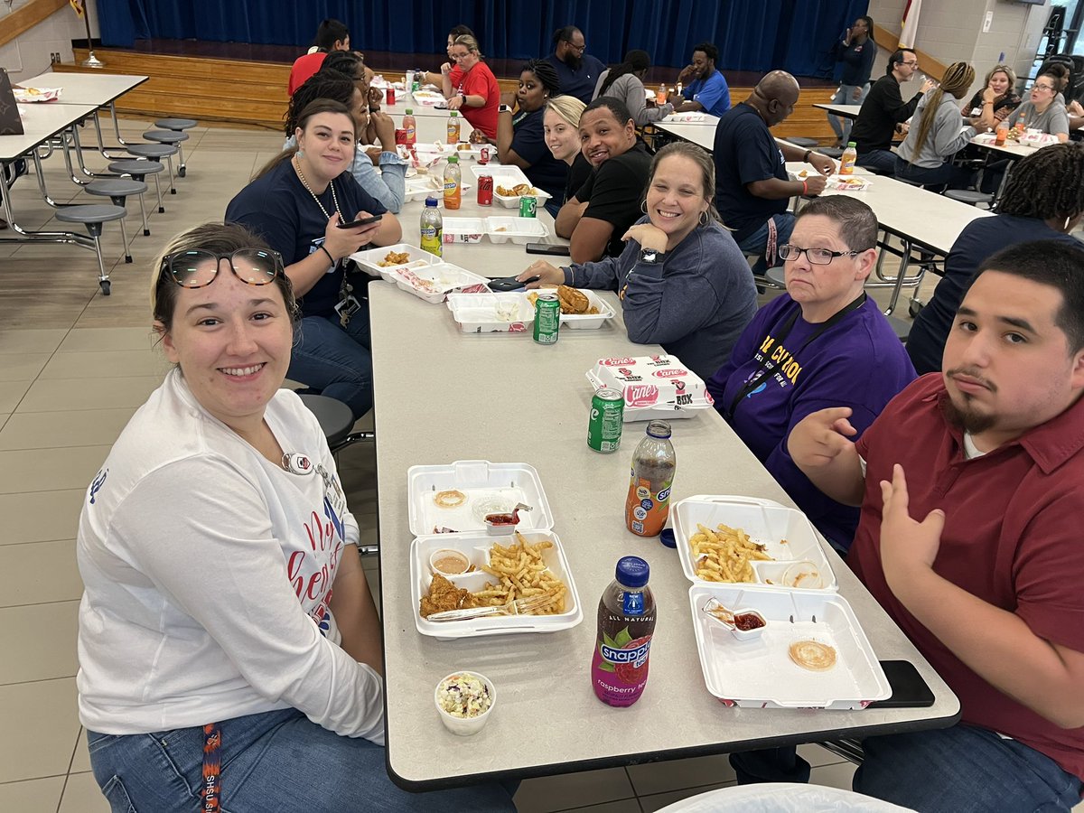 ThorntonCFISD's tweet photo. I love all my Staff @ThorntonCFISD 
Leave no one behind! Love all!!!
WE ARE ONE ☝️ #SchoolPride @CyFairISD @SuptMarkHenry @11greenwave @currgirl 
Making Thornton Middle School Matter! https://t.co/qlVn1bMVqN