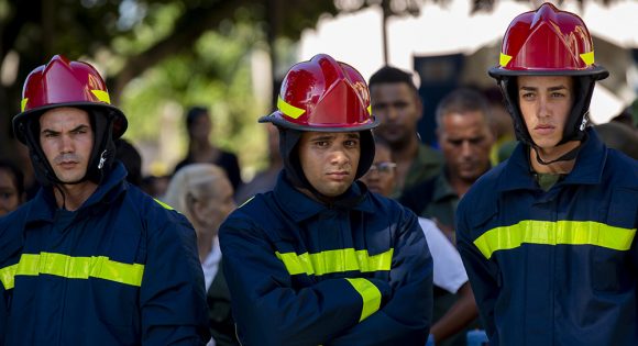 cuba_fabio's tweet photo. #CubaHonra 
Bomberos de Cuba honran a compañeros caídos en cumplimiento de su deber en #Matanzas 
Foto Ismael Francisco @cubadebatecu https://t.co/Nd7yEPk7fb