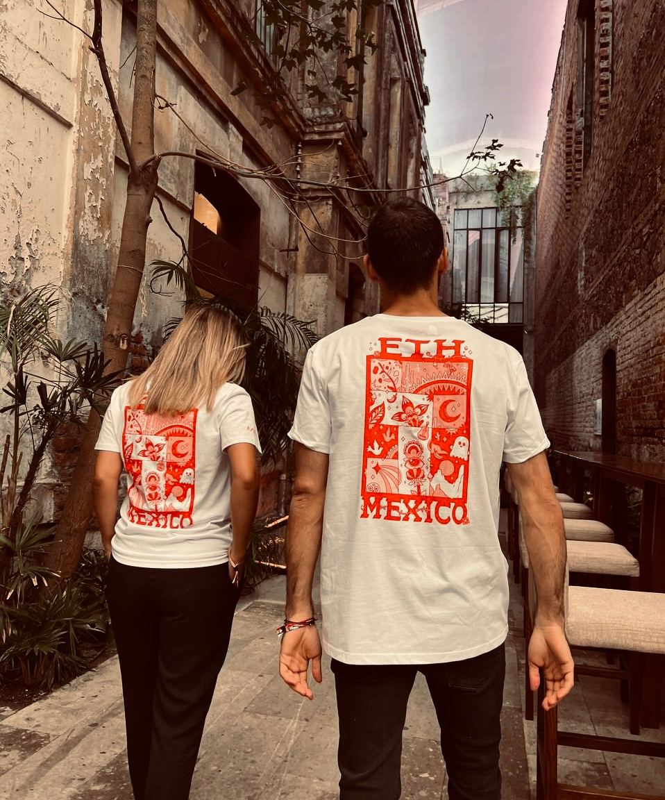 LC's tweet photo. 1/4 Buenos días buildoors 👋 come by and meet the Lens team at our booth @ETHGlobal Mexico to get all the rare swag 🤩

If you don't have a Lens profile yet speak to the team and we can work our magic 🪄 🌿 🤝

More details below on Lens sessions 👇 Te veo pronto 🇲🇽 https://t.co/MhqEhhGWDq