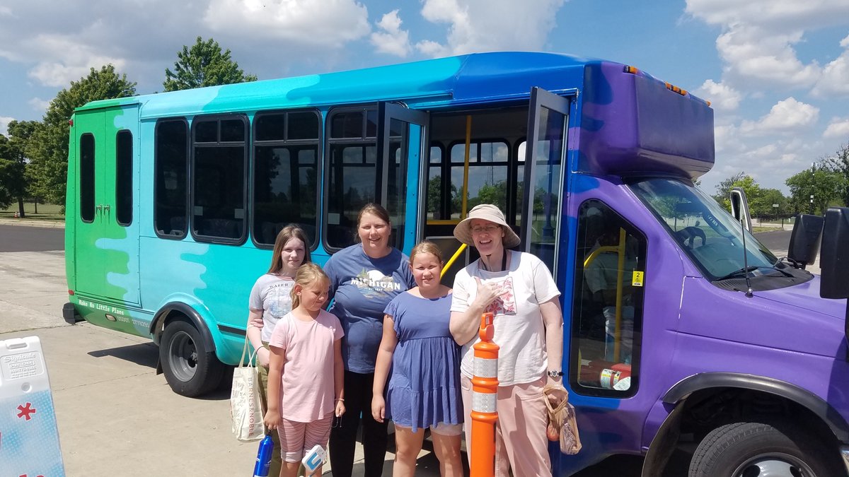 DetroitBus's tweet image. The first shuttle riders of the day AND it’s their first visit to Belle Isle! 

If you haven’t taken advantage of our free shuttle loop, c’mon out! There are Belle Isle birthday celebrations afoot (the Conservancy + Aquarium are turning 118 years young!🥳)