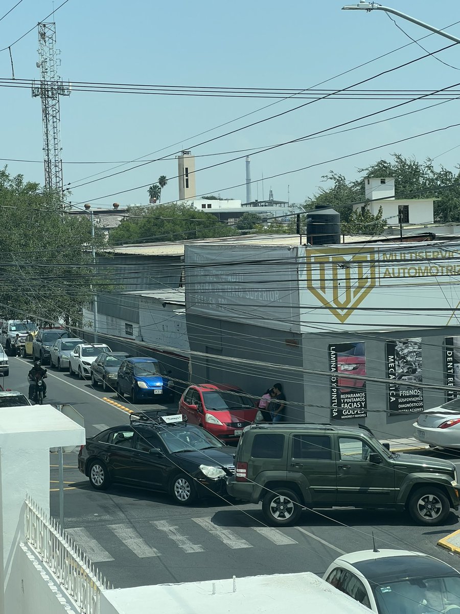 brayhan_guzman's tweet photo. @Cicmty @mtygob @nuevoleon  en el cruce de Calle Matamoros y Miguel Nieto en pleno centro de Mty, hay accidentes automovilísticos constantemente, mínimo 2 por semana y es fecha que municipio no toma medidas para este cruce tan peligroso. https://t.co/FjkxfyoJtS