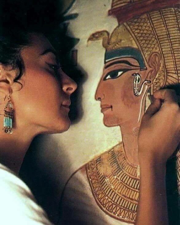 JamesLucasIT's tweet photo. La restauratrice Lorenza D'Alessandro, che ha partecipato al restauro della tomba di Nefertari dal 1985 al 1992, in una bellissima foto storica. https://t.co/VYOYh8Uubv