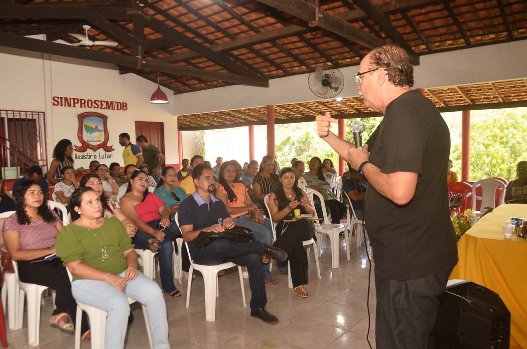 cesarpiresdep's tweet photo. Tivemos um agradável encontro com professores de Duque Bacelar, relembrando as muitas realizações que fizemos na área da educação, como reitor da UEMA, secretário de Educação e deputado estadual. Gratidão ao prefeito Flávio Furtado, ao vice Raimundinho, ao secretário Jales Moura. https://t.co/wr9KN8AIV7