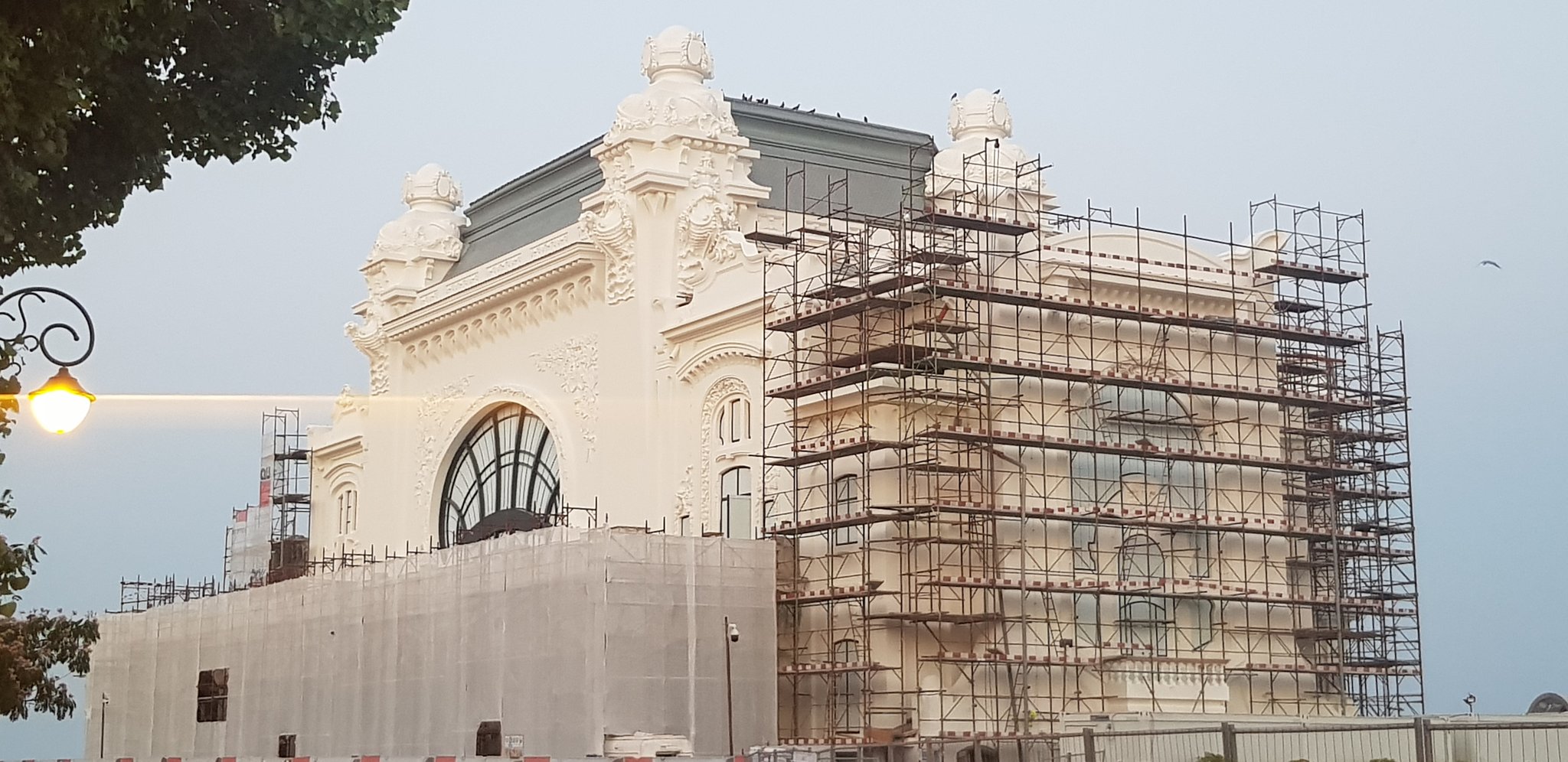 Fațada Cazinoului din Constanța a fost reabilitată. Cum arată cel mai cunoscut monument istoic de pe litoral, după finalizarea a peste 70% din lucrări. Foto: Tw/@EnglishNRomania