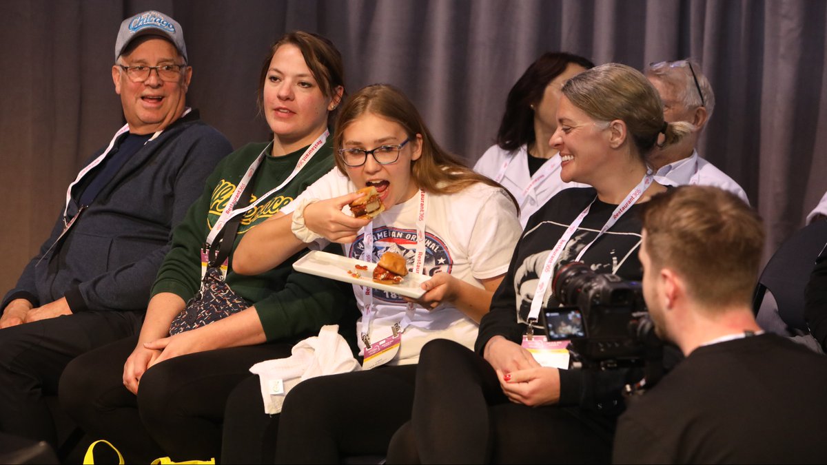 It's the free food for us 👀 😋  TBT to this fun demo with Chef Andrew Zimmern, presented by <a href="/TiNDLE_foods/">TiNDLE</a>! Did you catch this demo? Reply tweet &amp; let us know! 👇