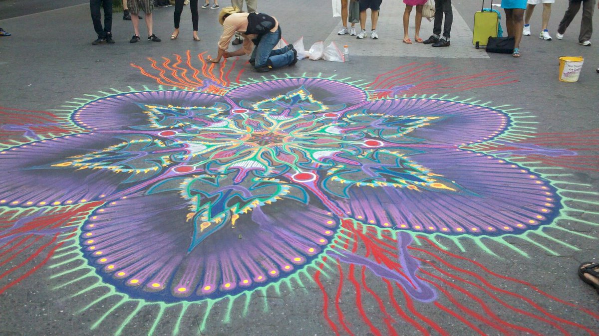 Working at Union Square NYC at end of long day putting ther finishing touches on my sand painting (Photographer Unknown)  ##ephemeral ##nyccollector ##sandman ##sandpainting ##unionsquare

joemangrum.com/artnews/it-tak…